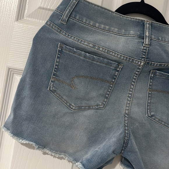 Time AND TRU size 4 Mid Rise Light Wash Denim Stretch Short - Picture 3 of 5